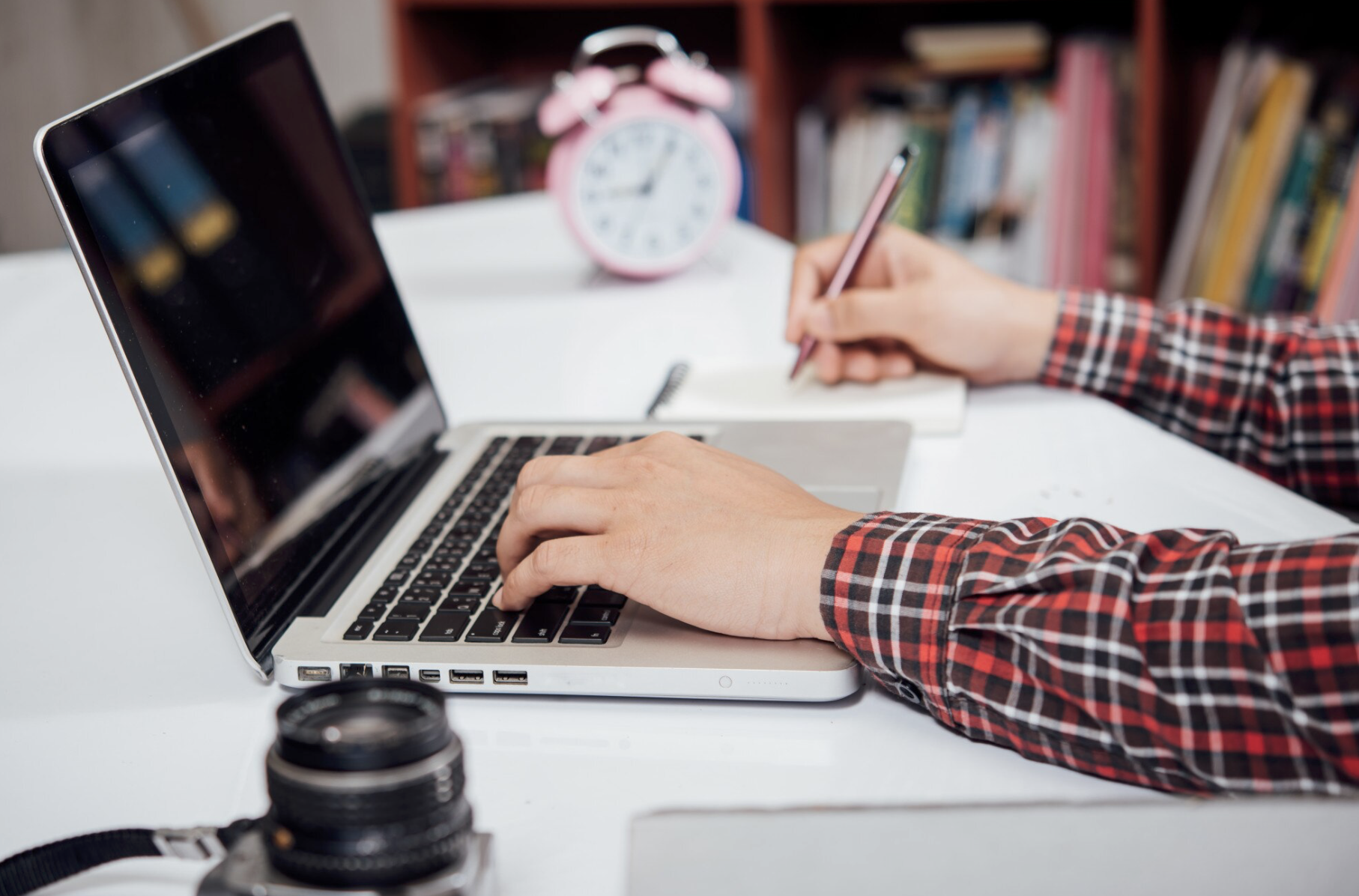 Apprenante suivant une formation en ligne sur son ordinateur portable